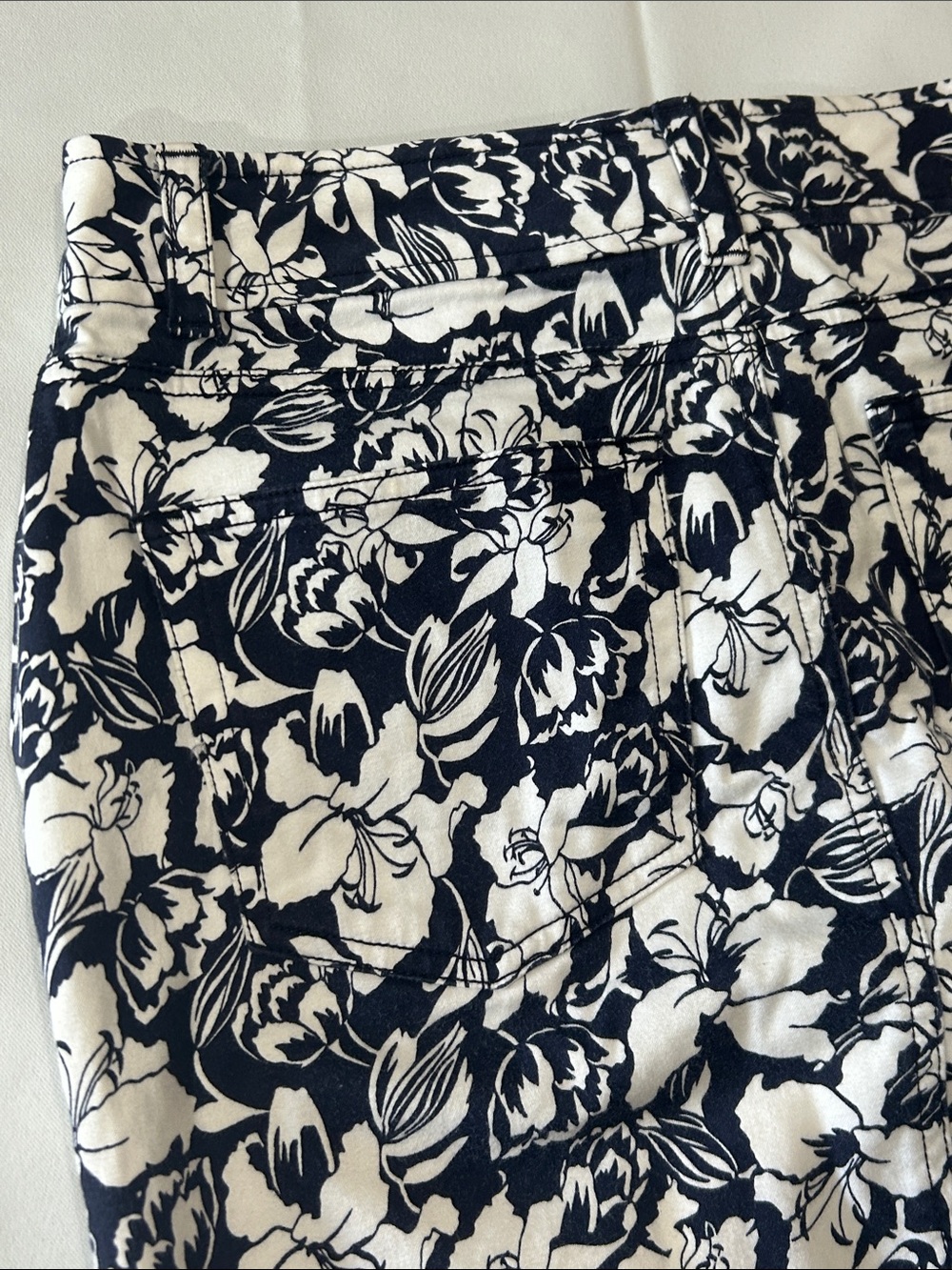 Chaps Classic Navy and White Floral Pencil Skirt Sz 4 - Picture 6 of 7